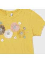 Dievčenské vrúbkované tričko s krátkym rukávom a 3D kvetmi Mayoral žlté