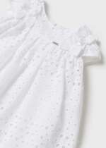 Vyšívané dierkované šaty s volánom Mayoral biele | Welcomebaby.sk