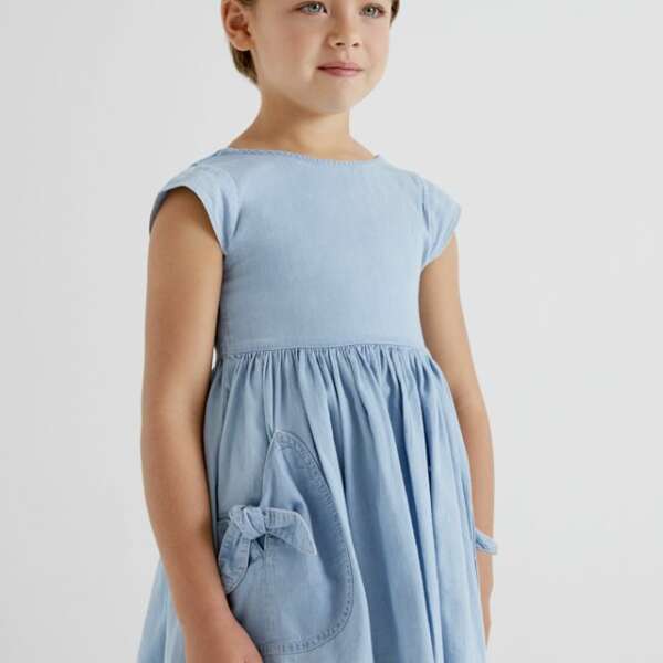 Tenké rifľové šaty s krátkymi rukávmi a vreckami s mašľami Mayoral svetlomodré