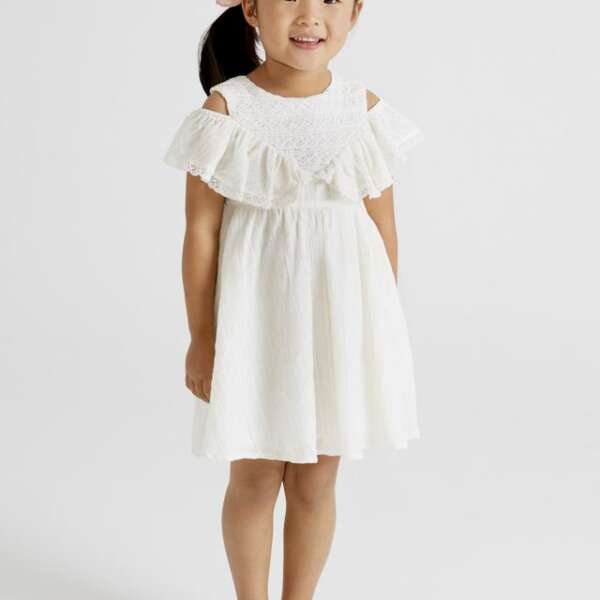 Vyšívané nazbierané šaty so spadnutými volánovými ramenami Mayoral biele