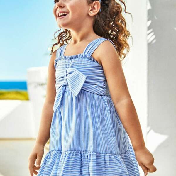 Pasikávé šaty jemne nazbierané s veľkou mašľou na hrudi Mayoral capri modrá