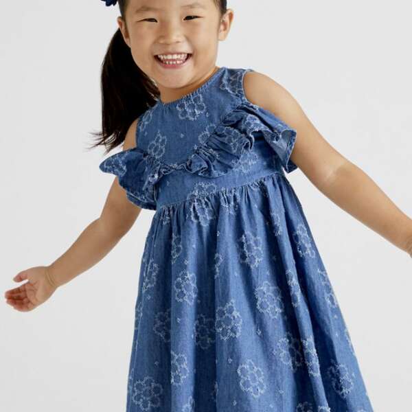 Rifľové šaty s kvetmi a volánmi na hrudi Mayoral modré