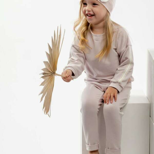 Detská tenká čiapka s bielym kvetom a perlami Milagros Jamiks jemná ružová | Welcomebaby.sk