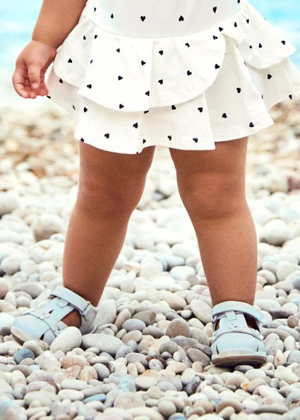 Sandále s mini kvetmi a plnou špičkou Mayoral biele | Welcomebababy.sk